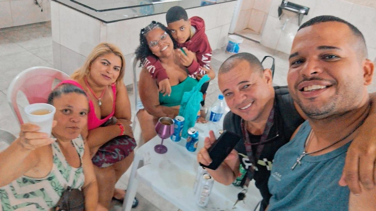 tonsilvaah's tweet photo. Que nunca nos faltem amigos, cervejas e uma churrasqueira! 😂🍗 https://t.co/XcW5C4zIl9