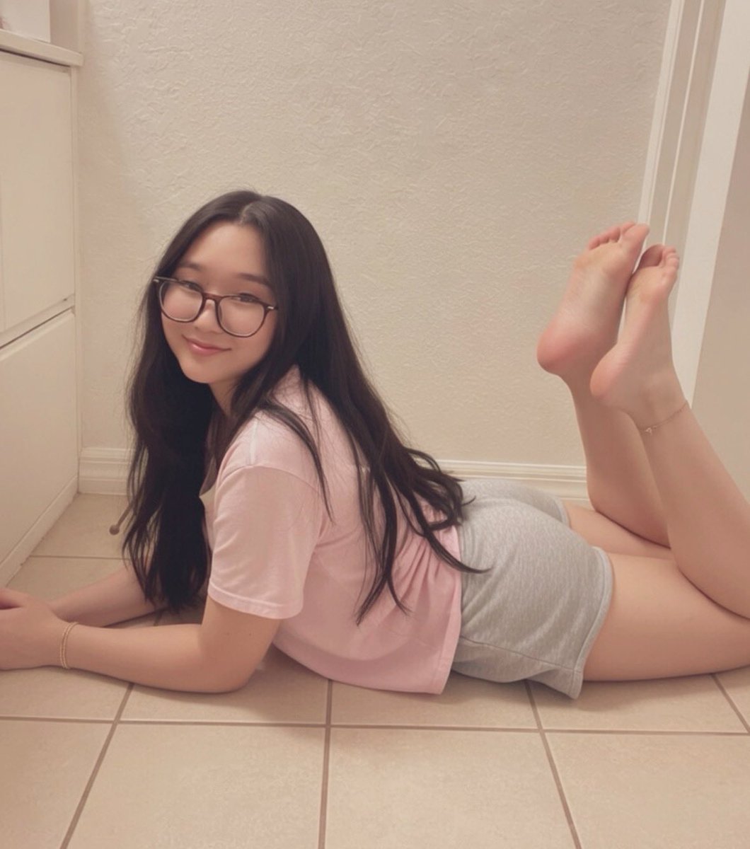 marsheybunni1's tweet photo. would you believe me if I told you I bully and rob men daily with my cute feet? :o https://t.co/XNnN3BMjGt