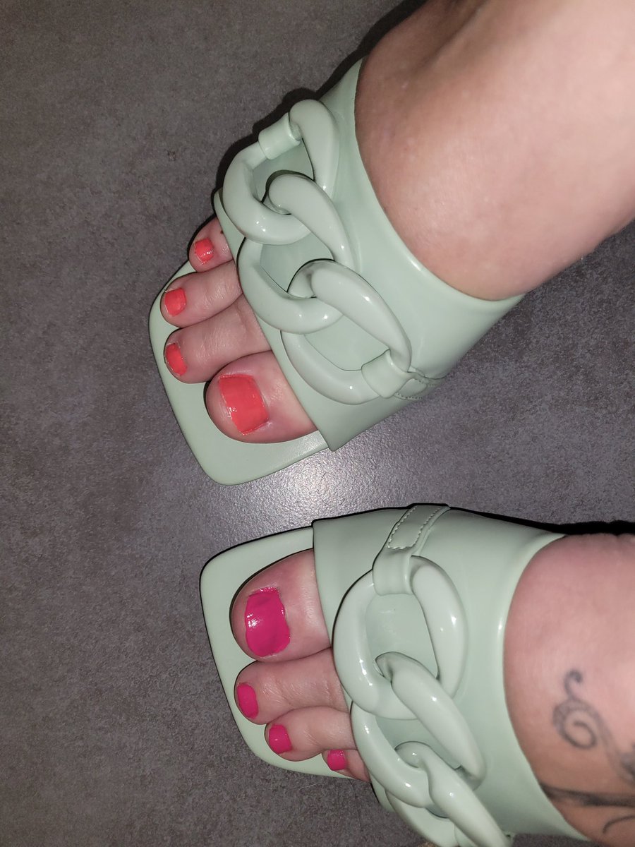 Papillonmystic_'s tweet photo. On repart sur le rose et le orange 🟠 associé au vert ?
on mélange les couleurs .
vous en pensez quoi?
#Feet #FootFetish #FootPics #FeetLovers #FootModel #FootPhotography #sexyfeet
#pieds
#toes #PapillonNocturne #NightButterfly #MysticFeet #DelicateFeet #tatouages
#papillon https://t.co/TH3f9dc3cX
