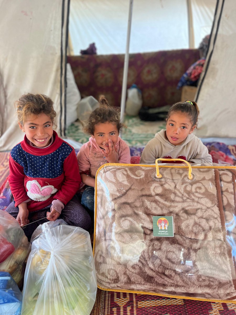 wefeedgaza's tweet photo. 𝘏𝘢𝘭𝘢, 𝘑𝘦𝘯𝘢𝘯, 𝘢𝘯𝘥 𝘛𝘢𝘭𝘢 👧🏽👧🏽👧🏽

We delivered a food parcel and warm blanket for Hala, age 10, Jenan, age 6, and Tala, age 8, in Al-Attar Camp, South Gaza.

Their dear father (Ali) was imprisoned and tortured by Israel for more than a year.

🔗https://t.co/mXVlzT9gLB https://t.co/WHSqrDcFFK