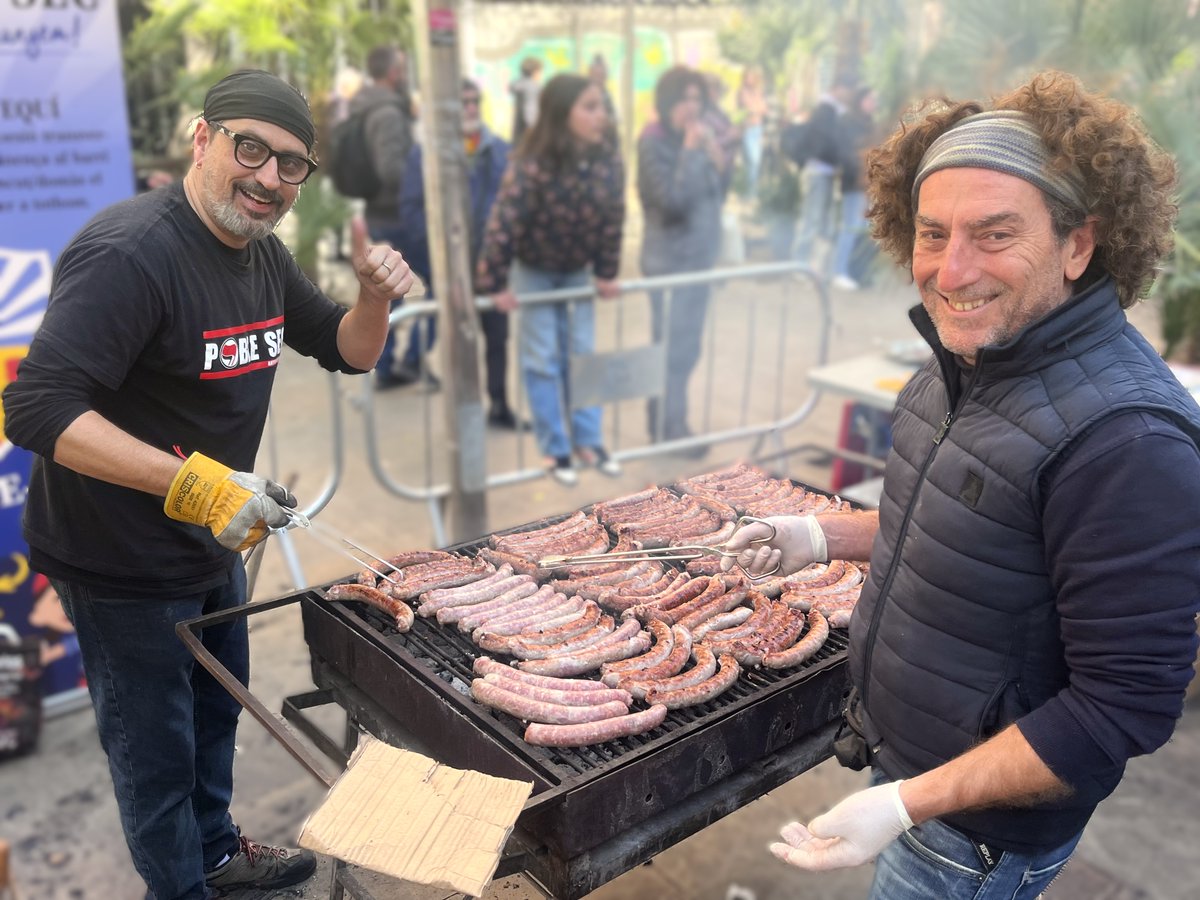 Bcnsingular's tweet image. Els veïns i amics de la plaça de #SantaMadrona mai no fallen. És aquí on se celebra com enlloc la festivitat de la copatrona. Darrere, hi ha la mateixa gent que organitzava sopars populars durant els anys de l'heroïna per dificultar l'activitat dels traficants. ❤️ etern #Poblesec