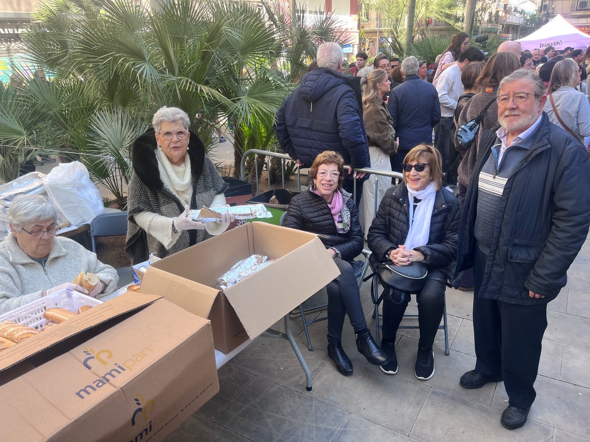 Bcnsingular's tweet image. Els veïns i amics de la plaça de #SantaMadrona mai no fallen. És aquí on se celebra com enlloc la festivitat de la copatrona. Darrere, hi ha la mateixa gent que organitzava sopars populars durant els anys de l'heroïna per dificultar l'activitat dels traficants. ❤️ etern #Poblesec