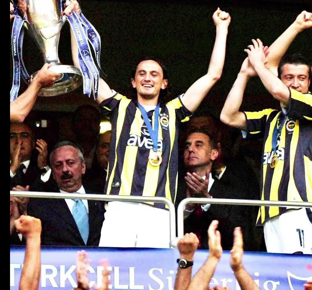 Bu fotoğraf kolay mı çekildi sanıyorsunuz?100. yılda şampiyon olmayalım diye neler yaptılar neler.
Aziz Yıldırım olmasaydı şampiyonluk göstermeyeceklerdi bize.
Arkadaki Haluk Ulusoy ve Lütfü Arıboğanın suratlarına bakın.