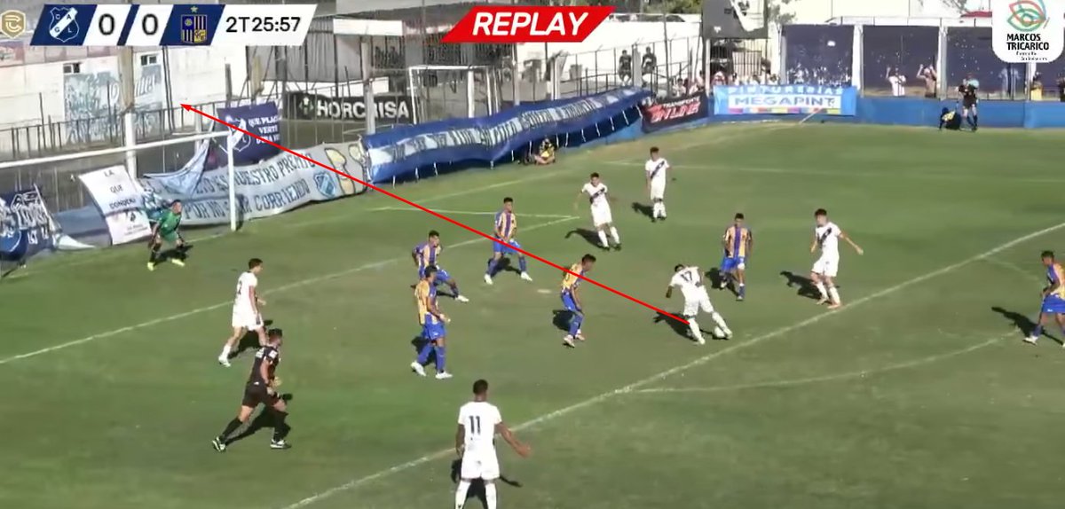 Lo tuvo Madariaga pelotazo que sale por arriba del larguero, en 26 ST