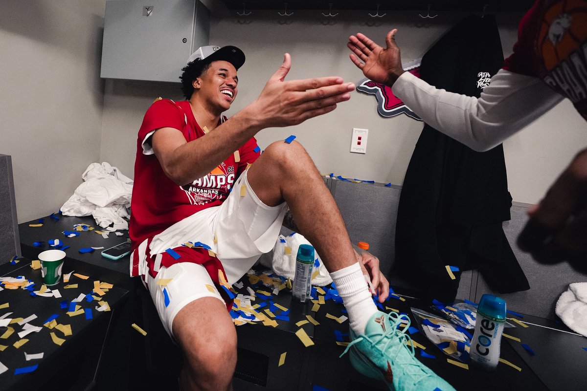 RazorbackMBB's tweet photo. IT’S A PARTY ‼️ IT’S A PARTY ‼️ https://t.co/VDjWyGYrwE