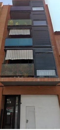 elprataldia's tweet photo. També és notícia al Prat...

Aquest diumenge al vespre, un pis de la Carretera Marina, al número 93 bis, ha quedat ocupat després que, segons diversos veïns, tres individus hi accedissin tot just després que l’habitatge fos venut per una agència a una família de la ciutat. https://t.co/p6qWp40r8M