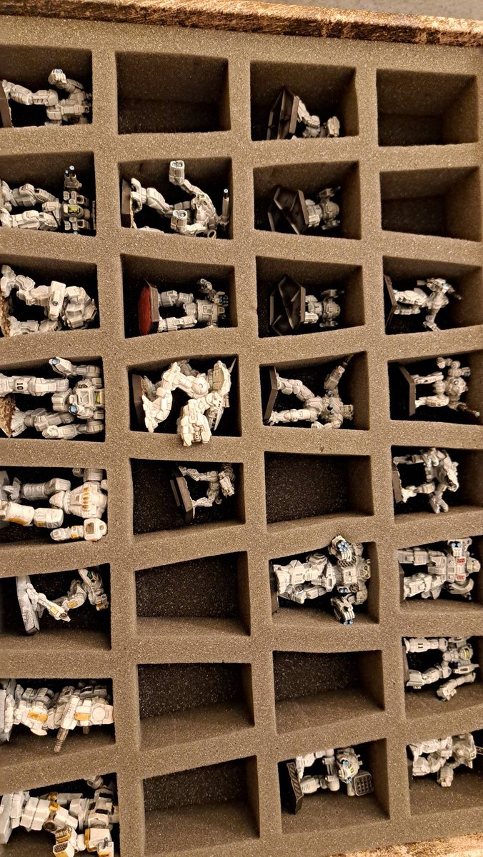 SalvageDropMech's tweet image. Our contact just shared these shots. Looks like preparations for Tukayyid are hitting high gear. Those pristine white frames look sharp, but we all know the bills are about to get expensive.

Check out this clean work from our field operative!
#Mecha #ComStar #Tabletop