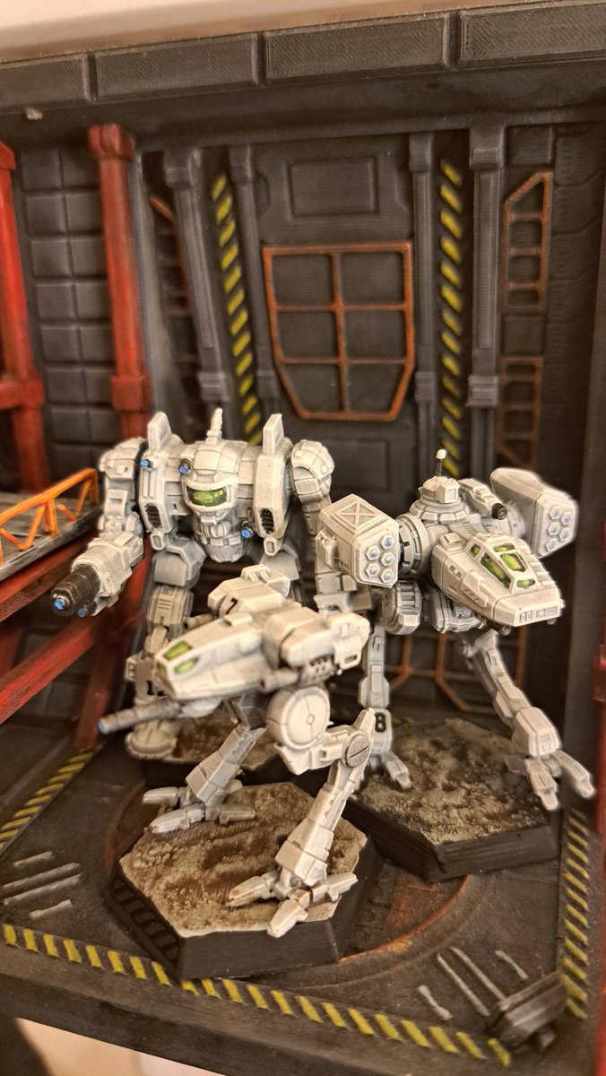 SalvageDropMech's tweet image. Our contact just shared these shots. Looks like preparations for Tukayyid are hitting high gear. Those pristine white frames look sharp, but we all know the bills are about to get expensive.

Check out this clean work from our field operative!
#Mecha #ComStar #Tabletop