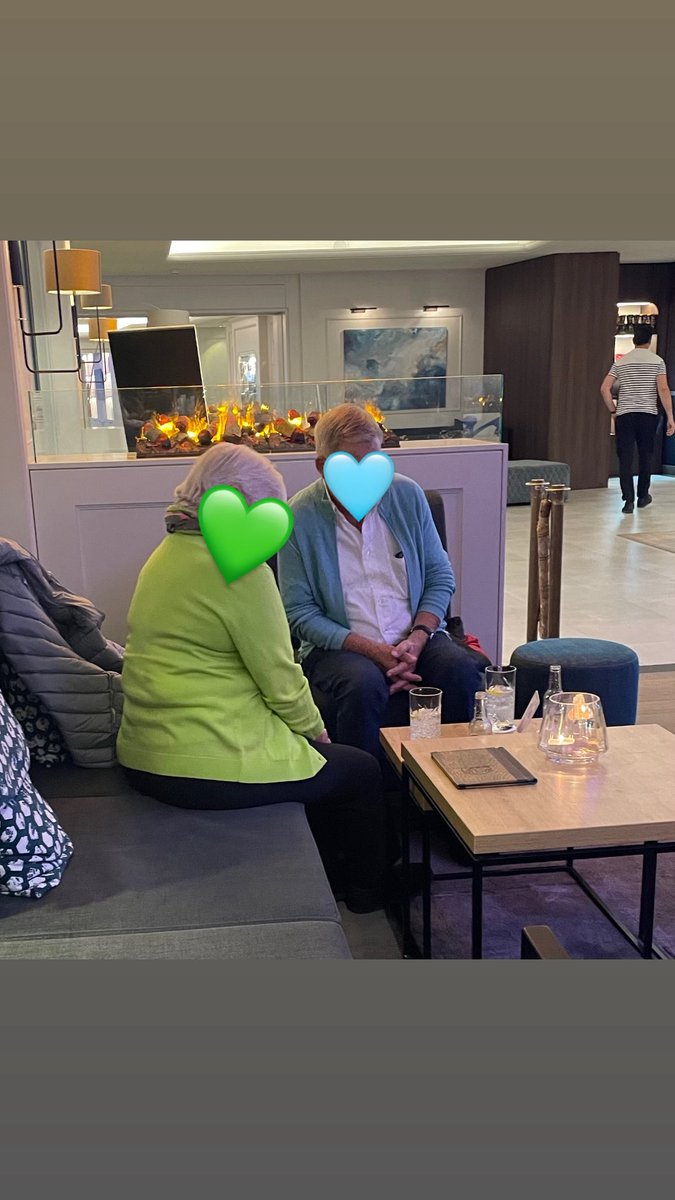 RayeCharles's tweet image. My last night in Hamburg and these 2 love birds walk into the bar at 9pm to have a drink 💚🩵👏🏻🥂

 #love #datenight #hamburgnights