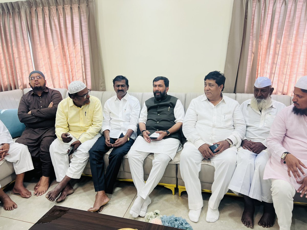 SaleemAhmadINC's tweet photo. ಇಂದು ಜಮಖಂಡಿಯಲ್ಲಿ ನಿಗಮ ಮಂಡಳಿ ಮಾಜಿ ಉಪಾಧ್ಯಕ್ಷರು ಹಾಗೂ ಕೆಪಿಸಿಸಿ ಸದಸ್ಯರಾದ ಶ್ರೀ ನಝೀರ್ ಕಂಗನೊಳ್ಳಿ ಅವರ ನಿವಾಸಕ್ಕೆ ಭೇಟಿ ನೀಡಲಾಯಿತು.
#jamkhandi https://t.co/Q4dWnqUAAs