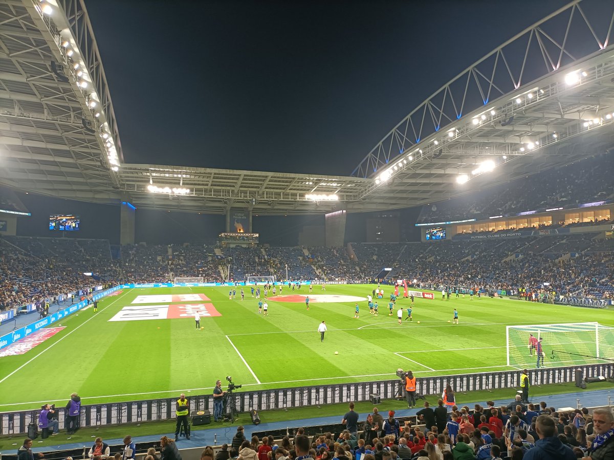 Hoje no Dragão é só "mini's" Pietuzevski's.

Equipa de futebol polaca na superior norte e é incrível ver que o nosso Oskar é um ídolo para estes miúdos.