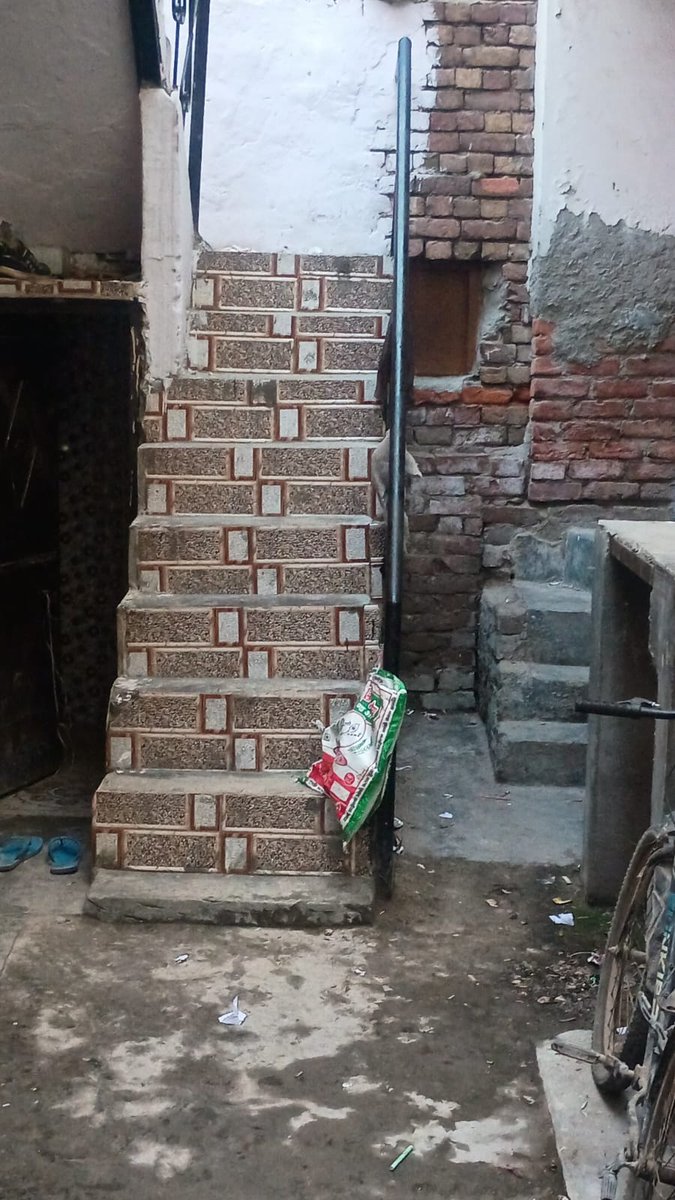 दिल्ली <a href="/MCD_Delhi/">Municipal Corporation of Delhi</a> ये अतिक्रमण किराड़ी प्रेम नगर 2 के M ब्लॉक गली के बीचों बीच जीना बना रखा है <a href="/gupta_rekha/">Rekha Gupta</a> आपका अतिक्रमण हटाओ बुलडोज़र यहा कब पहुँचेगा या फिर 
इसके लिए भी आपको कोर्ट से फटकार लगवा दी जाए तब ये काम होगा।