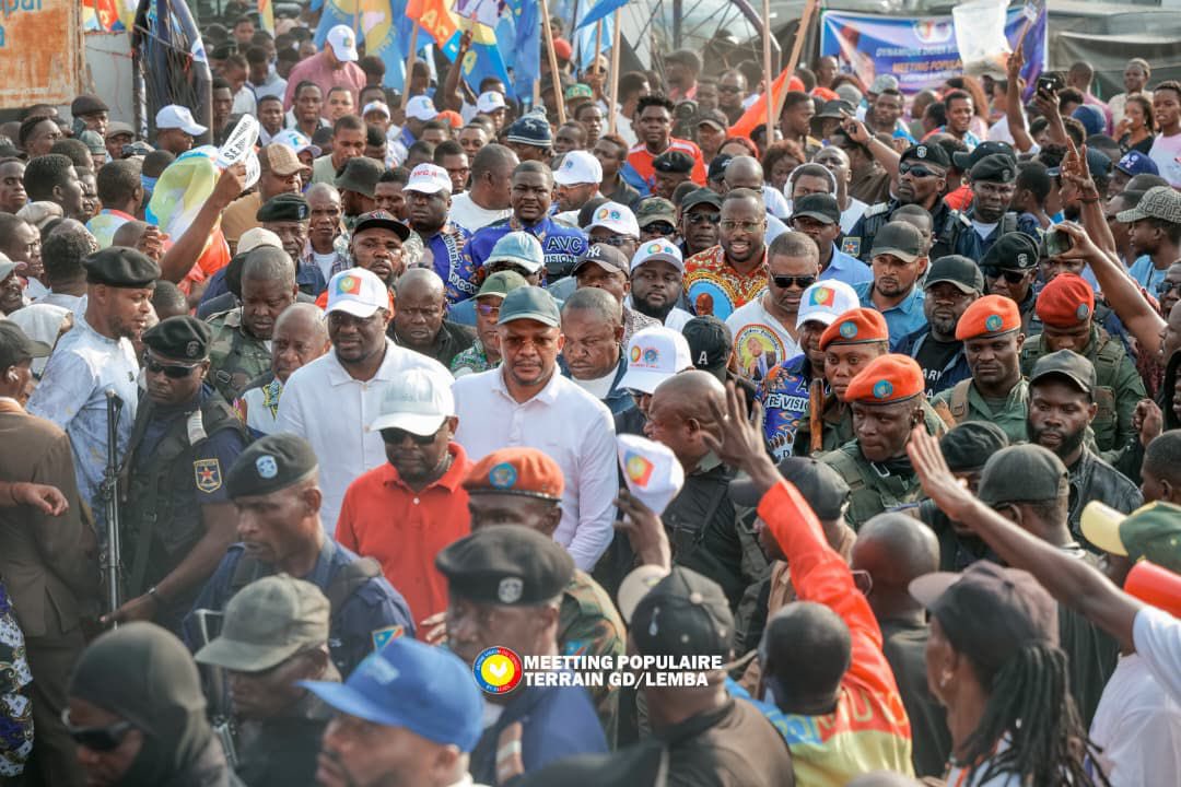 kakese_leon's tweet photo. #RDC Changement de la Constitution en RDC : Didier Budimbu @DidierBudimbu mobilise à Lemba autour du slogan « Fatshi tout droit tii na 3 »

- L’autorité morale du parti AVC, Didier Budimbu Ntubuanga, a tenu un meeting populaire dimanche 15 mars 2026 au terrain GD, dans la commune de Lemba à Kinshasa, réunissant de nombreux militants et sympathisants.

Lors de cette rencontre, il a réaffirmé son soutien au Président de la République, Félix Tshisekedi, à travers le slogan « Fatshi tout droit tii na 3 ». Il a appelé les membres de son parti et de l’Union sacrée de la nation à rester mobilisés afin d’accompagner les actions du chef de l’État et soutenir le projet de changement de la Constitution.

Selon lui, certaines limites de la Constitution actuelle devraient être revues pour permettre au Président de la République de poursuivre son action, notamment dans la lutte contre l’insécurité qui affecte le pays depuis plusieurs décennies.

Ce meeting s’inscrit dans une série d’activités politiques destinées à renforcer la base militante de l’AVC et à maintenir la mobilisation autour du projet de révision constitutionnelle défendu par une partie de la majorité présidentielle.