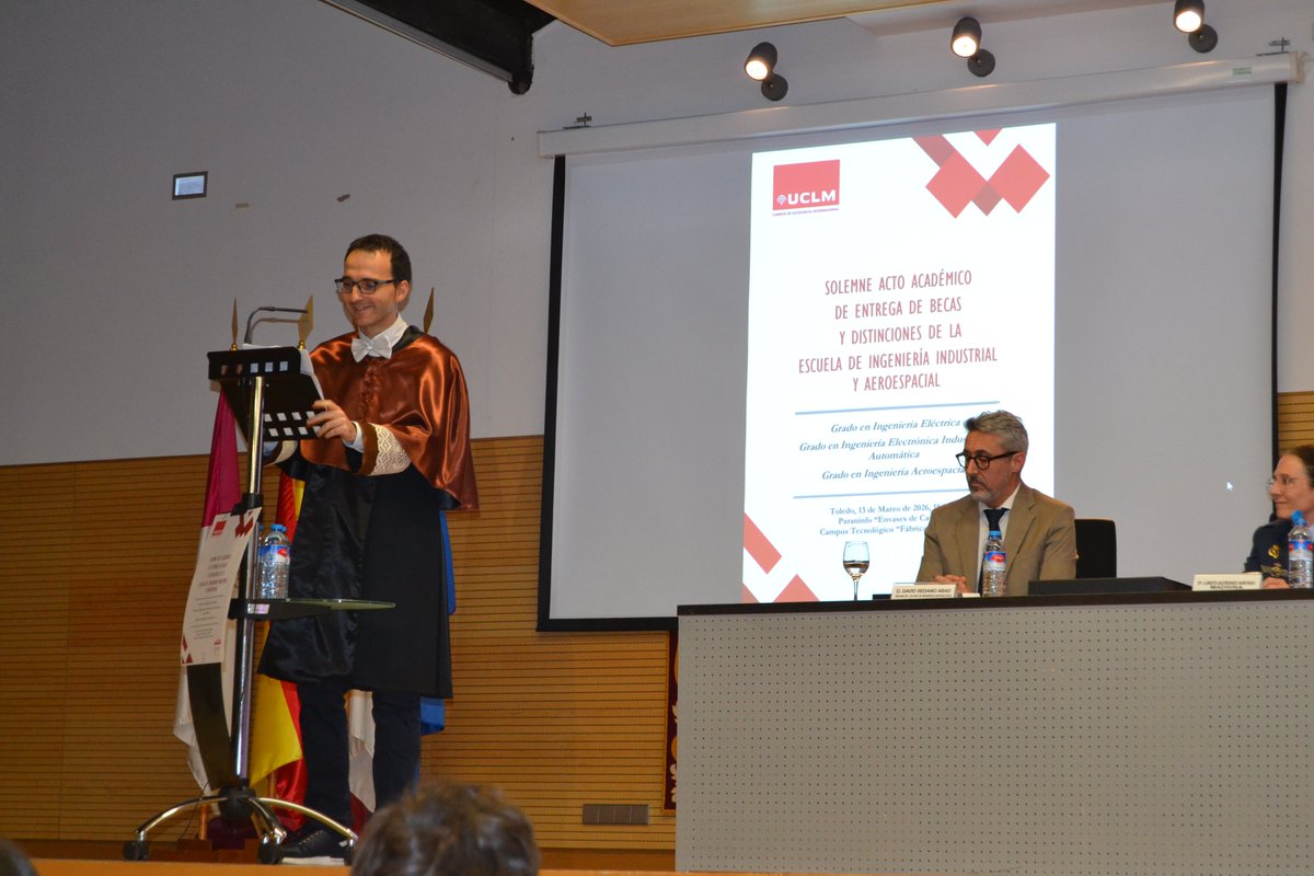 👩‍🏫 Intervino en nombre del claustro el Prof. Damián Castaño Torrijos, compartiendo un significativo (y matemático) mensaje dirigido a nuestros nuevos egresados y egresadas.