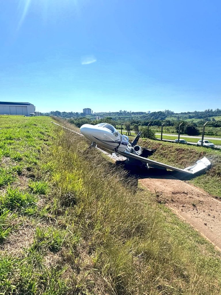 ivancp25's tweet photo. #AccidenteAéreo de #CessnaCitation #C550 S/II (PT-WIB). Sufrió salida de pista al aterrizar en Aeropuerto Comandante Rolim Adolfo Amaro, #Jundiaí #SaoPaulo #Brasil 🇧🇷. Sin heridos a bordo. Procedía desde Aeropuerto Bragança Paulista. Chocó contra terraplén. Piloto ileso. 15-03-26 https://t.co/OQttUD7fMg