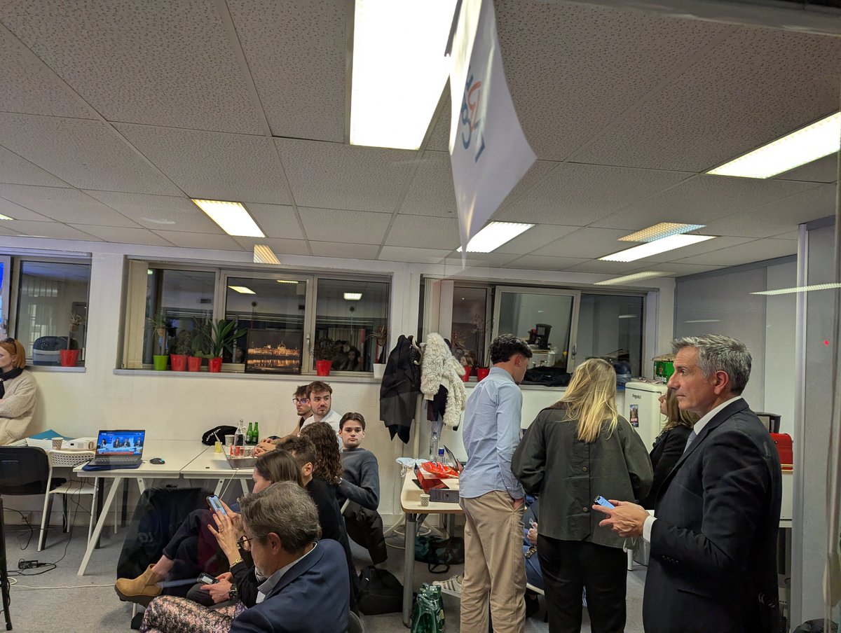 WVictorien's tweet photo. Silence total et visages fermés du côté de l'équipe de Jean-Michel Aulas à Lyon depuis que les 2 premières estimations sont tombées. #municipales2026  
Le candidat est attendu dans 10 minutes au QG avant un discours autour de 22h.  @RFI https://t.co/hPX8dtqp2X