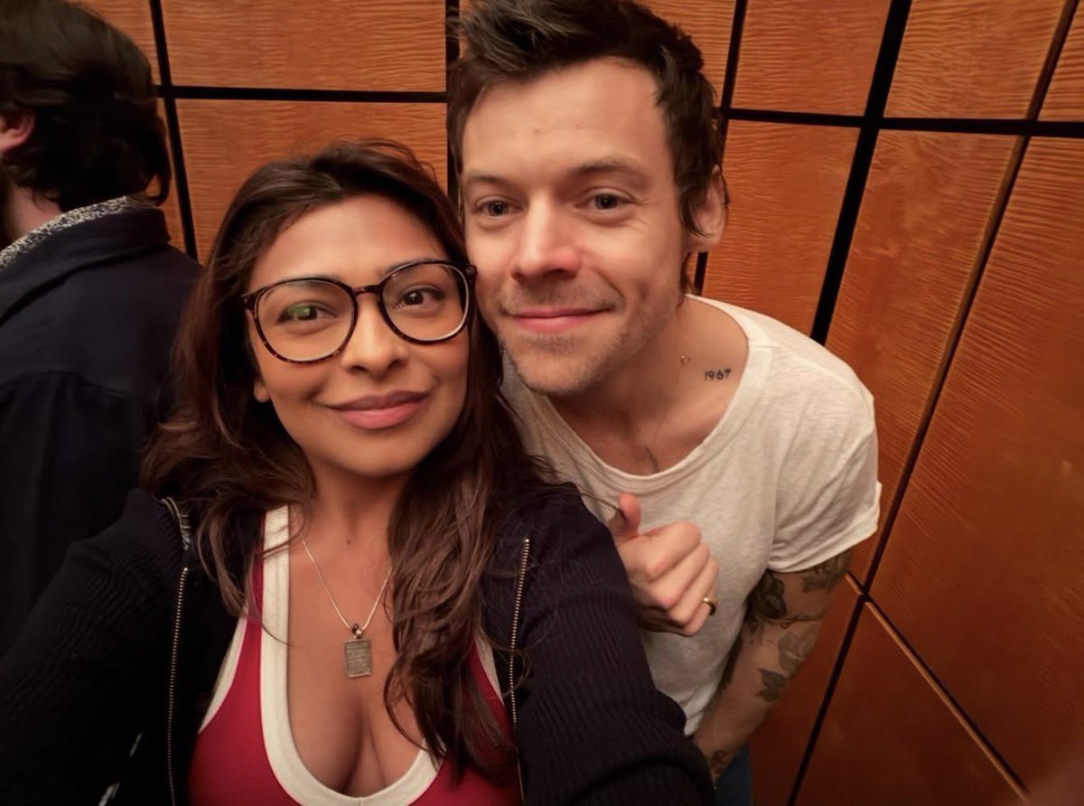 More of Harry backstage at SNL last night !

📸: Credits to the owner