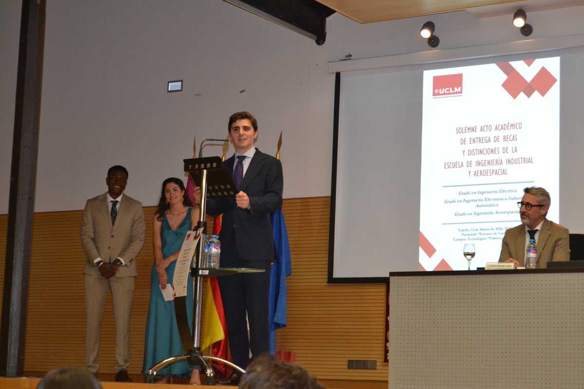 🎤 Tomaron la palabra en representación del estudiantado graduado:

▫️ Sergi Aarón Belmonte
▫️ Lua Clara Fernandes
▫️ Pablo Ramírez
Un momento siempre emotivo: la voz de quienes culminan su etapa universitaria.