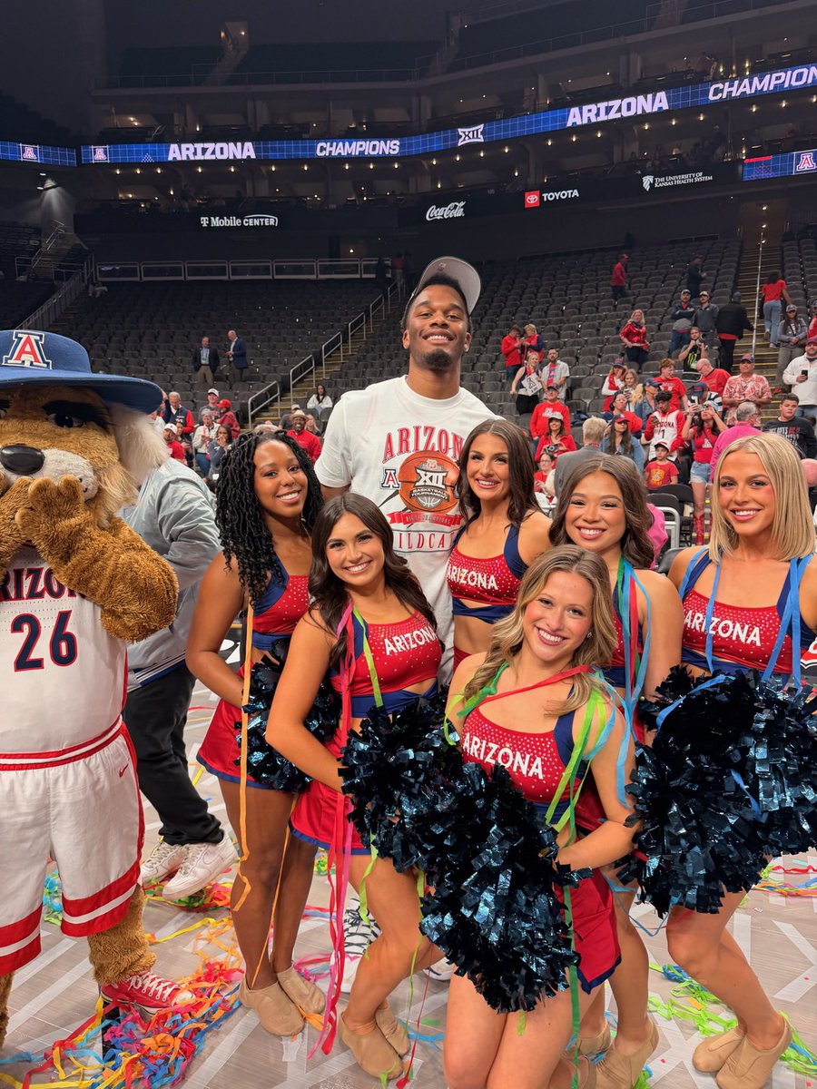 PeriSilverman's tweet photo. Tobe and the pommies 🥹 Had the chance to interview Tobe Awaka earlier this season- one of the most genuine, high-character guys around the program. And an absolute force on the court 🫵🔥🔥 https://t.co/w50GmHhfxm