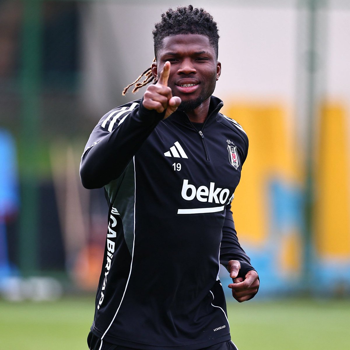 kartalhatti's tweet image. El Bilal Toure: “Beşiktaş'ın gerçek taraftarlarına, iyi ve kötü zamanlarda her zaman oyuncularını destekleyenlere teşekkür etmek istiyorum 🖤🤍

Telefonlarının arkasına saklanıp kendi oyuncularını eleştiren ve televizyon kanallarında antrenör gibi davranan o aptallar gibi