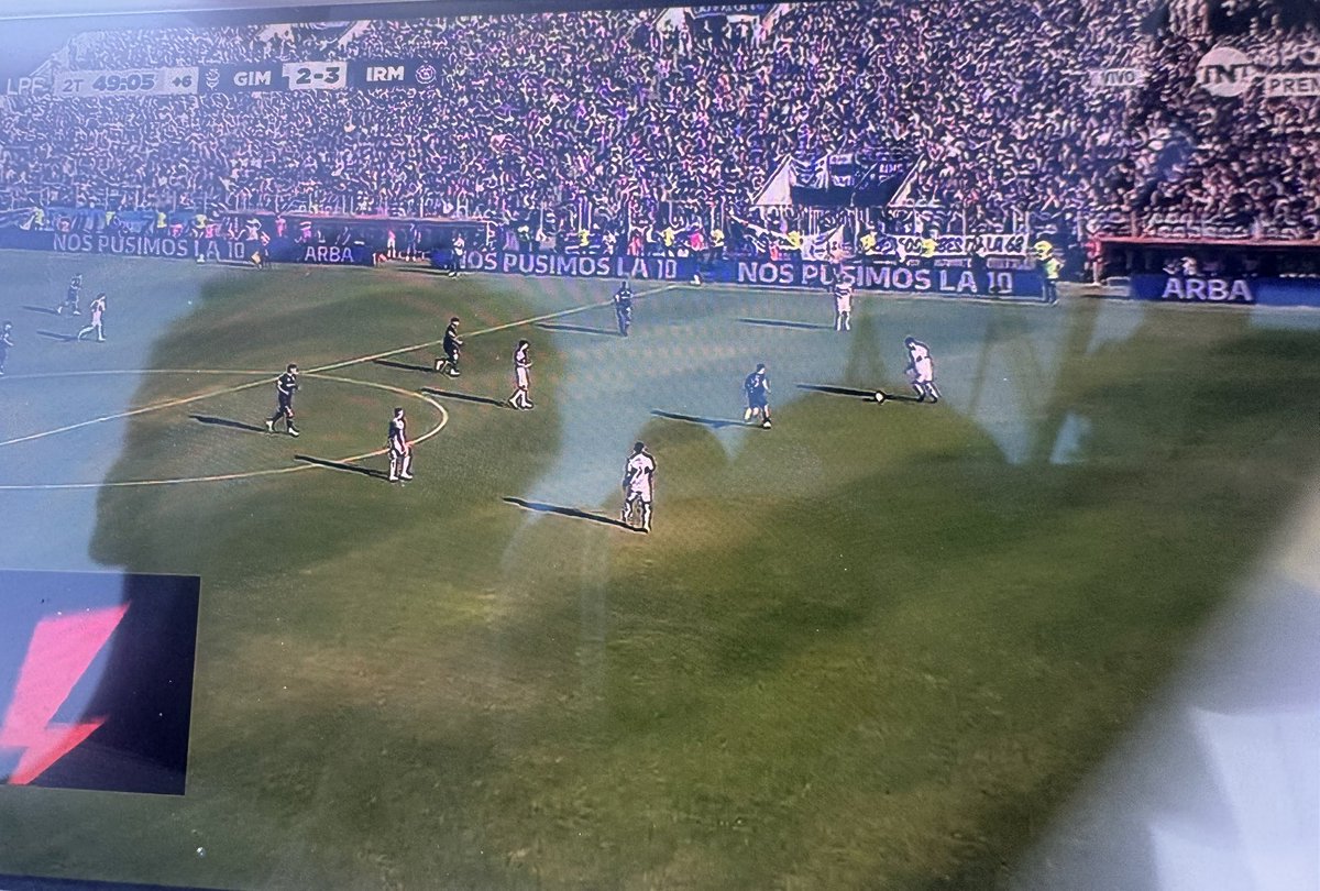 LautaroPeerez's tweet photo. Filtrar ESTA pelota, a los 49’ y con tu arquero sin poder moverse!!!!

Es realmente para agarrarse a piñas en el vestuario. No podés regalarle los 3 goles a un rival que sacando eso, no te inquietó. Perdés por pelotudo https://t.co/pJkAwrOM1D