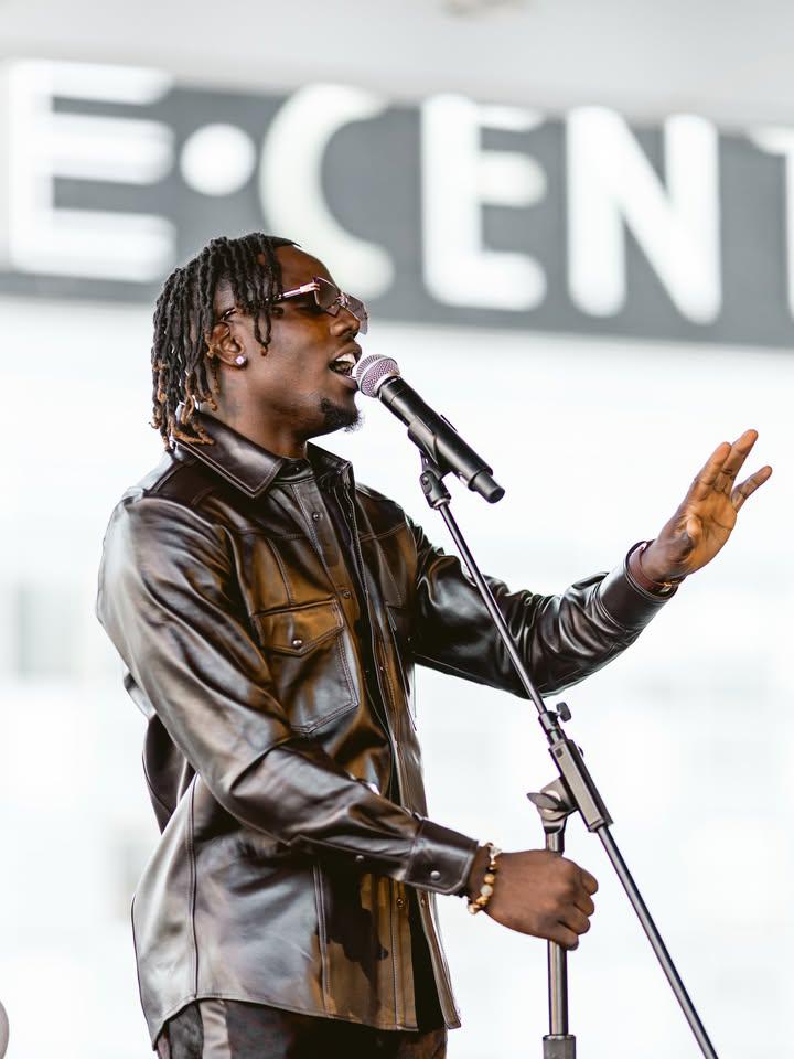 Jamal_Roberts_'s tweet image. Can’t believe the week I just had! Grammys, my new song “Head Up” released, wrote some new stuff.... not stopping here! Grateful for all of it and all of you!🙏🏾 #jamalroberts #newmusic #grammys #headup @grammys 19.recordings @thenewbmg