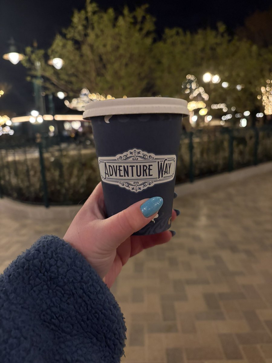 lrdoch's tweet photo. Freezing cold but I’ve had a magical day at World of Frozen 😍 

@DisneylandParis https://t.co/A26PLnLzJK
