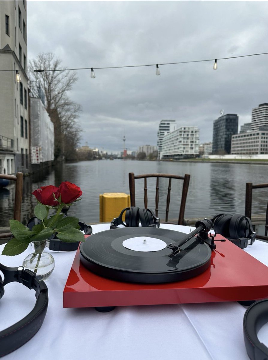 niallernroses's tweet photo. niall and his team really picked out the best locations with a beautiful view for these dinner party listening events and made it so romantic and sweet! i love this ♥️ https://t.co/WCnJ8W3bHA