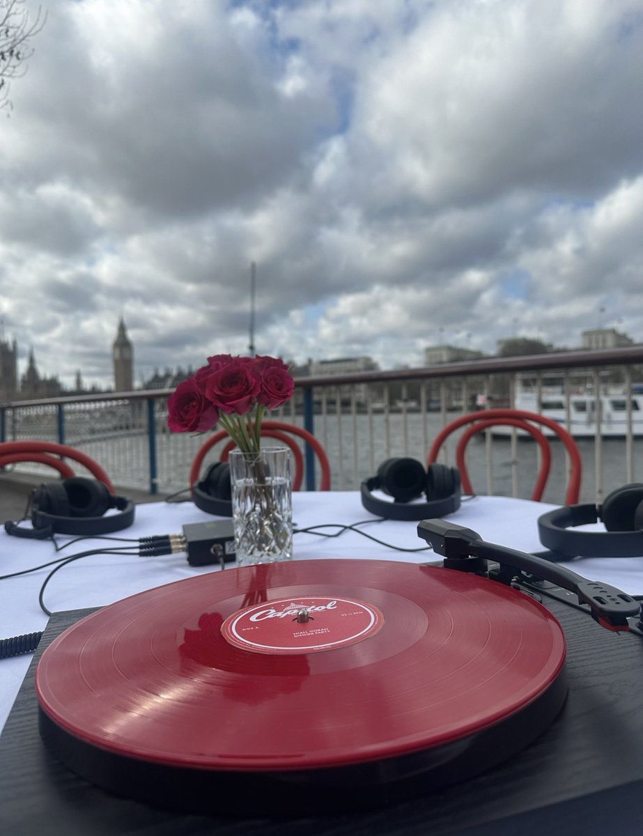 niallernroses's tweet photo. niall and his team really picked out the best locations with a beautiful view for these dinner party listening events and made it so romantic and sweet! i love this ♥️ https://t.co/WCnJ8W3bHA