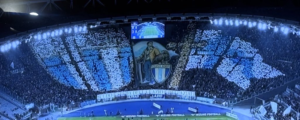 Del risultato non mi frega un cazzo, poche coreografie mi hanno emozionato così tanto come questa.

Litighiamo tra di noi, discutiamo, ridiamo, beviamo e soffriamo per lei.

Perché della NOSTRA Lazio, noi siamo scudo e spada e lo saremo sempre.

Ti amo Lazio, viva i Laziali.