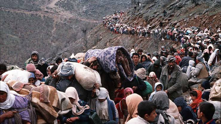 migferhaber's tweet photo. Turgut Özal'ın sınırları açması ile Irak'tan Türkiye'ye başlayan Kürt göçü, 90lı yıllar. https://t.co/izWEwlJ5T8