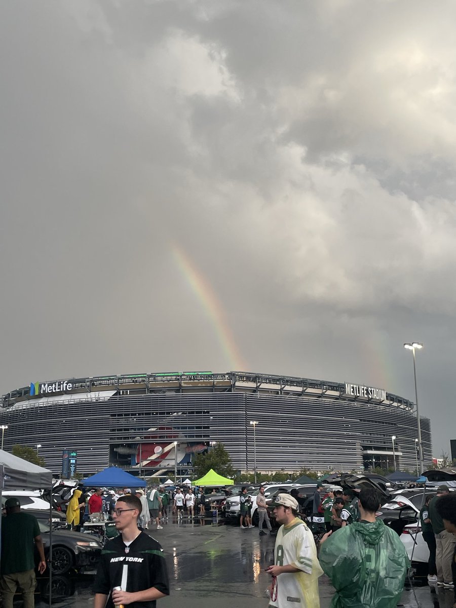jfhunt95's tweet photo. @DrewfromJersey @tonypayments Absolute scenes from the parking lot. https://t.co/vkv7y4WDKt