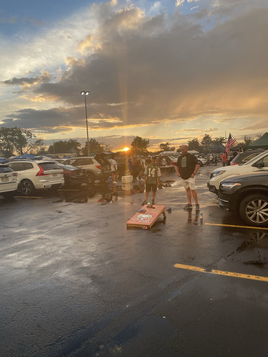 jfhunt95's tweet photo. @DrewfromJersey @tonypayments Absolute scenes from the parking lot. https://t.co/vkv7y4WDKt