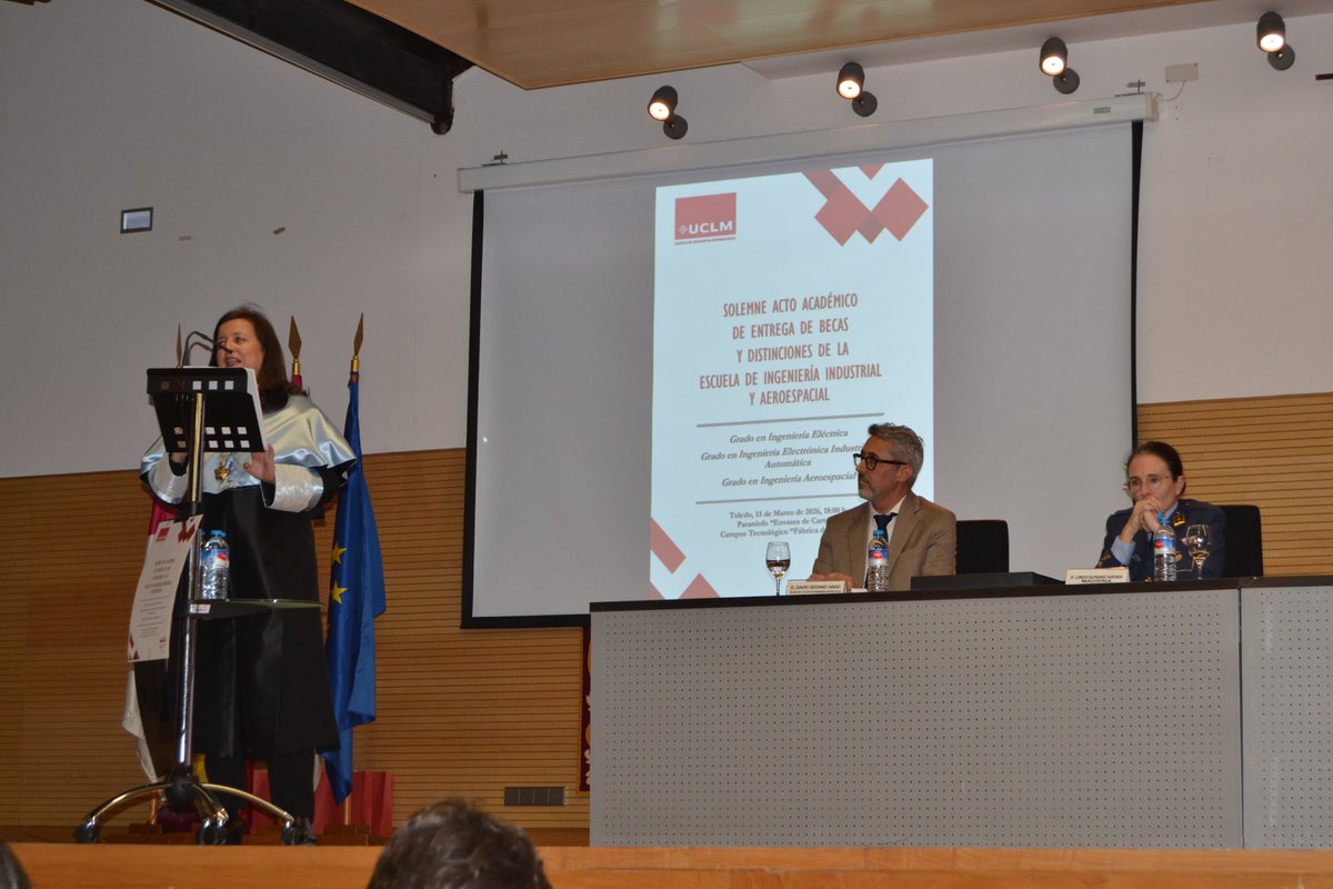 🎓 La directora de la Escuela <a href="/Jaranchigom/">Arantzazu Gómez Esteban</a> dirige unas últimas palabras al estudiantado graduado.

El acto se cierra con la intervención de la Vicerrectora de Proyección Universitaria Rebeca Rubio Rivera <a href="/VProyeccionUCLM/">Vicerrectorado Proyección Universitaria UCLM</a>