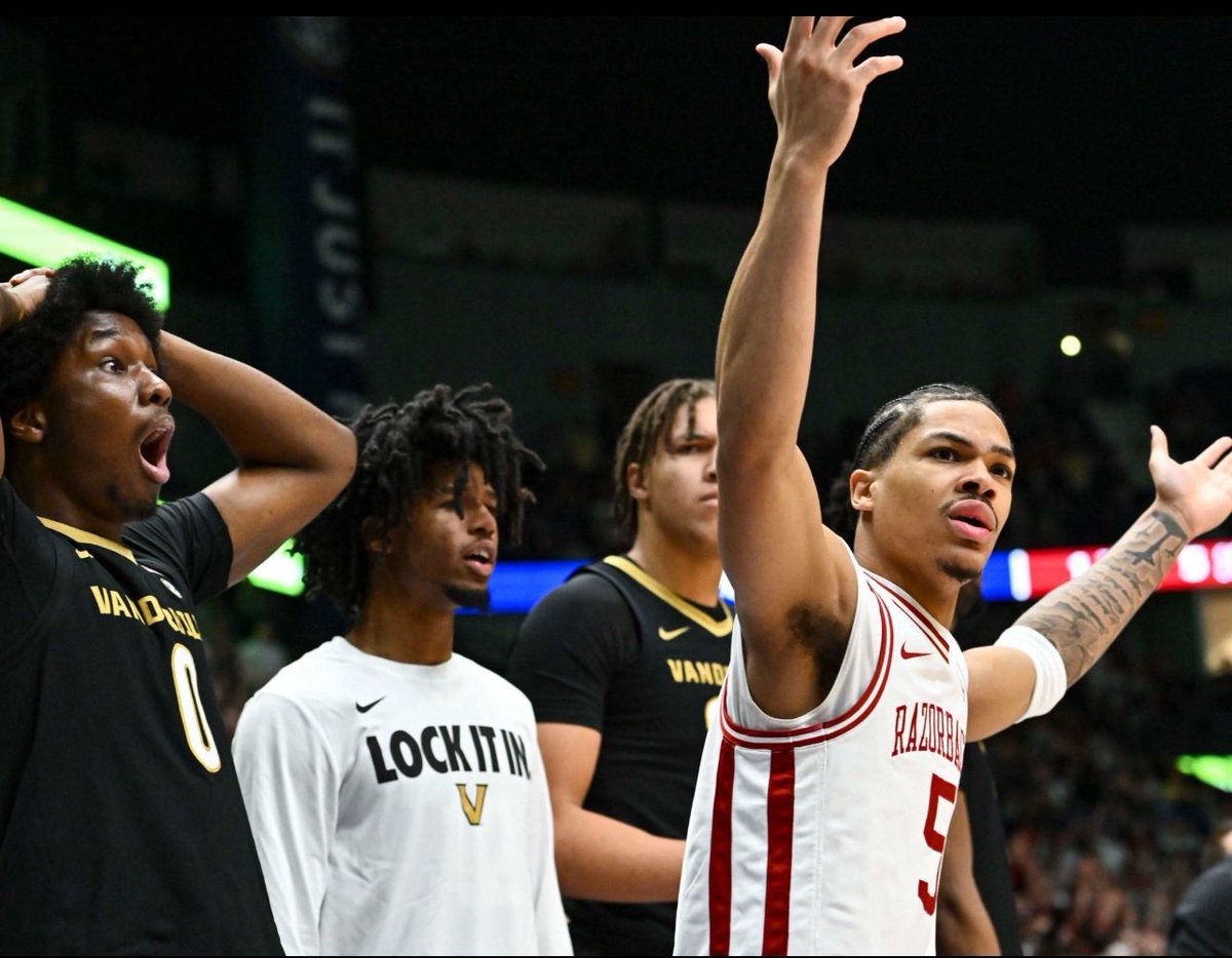 SkoooHogs tweet media