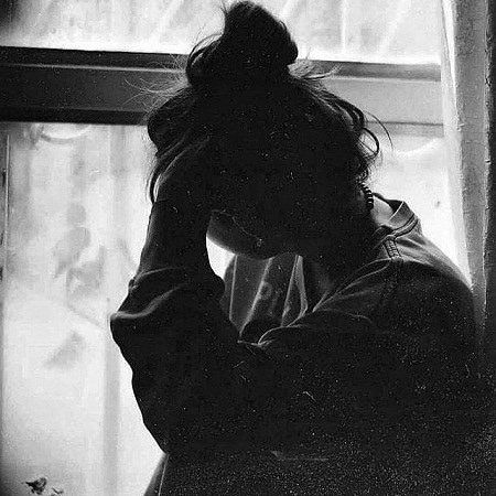 Dimanche soir, la lumière se retire,
Un goût de silence que rien ne désire.
Le week-end s’efface sans prévenir,
Comme un bonheur trop court à retenir.
Reste ce calme un peu trop lourd à subir…
Et ce cœur qui n’a pas envie de dormir.
Et ce vague à l’âme qui vient m’envahir.