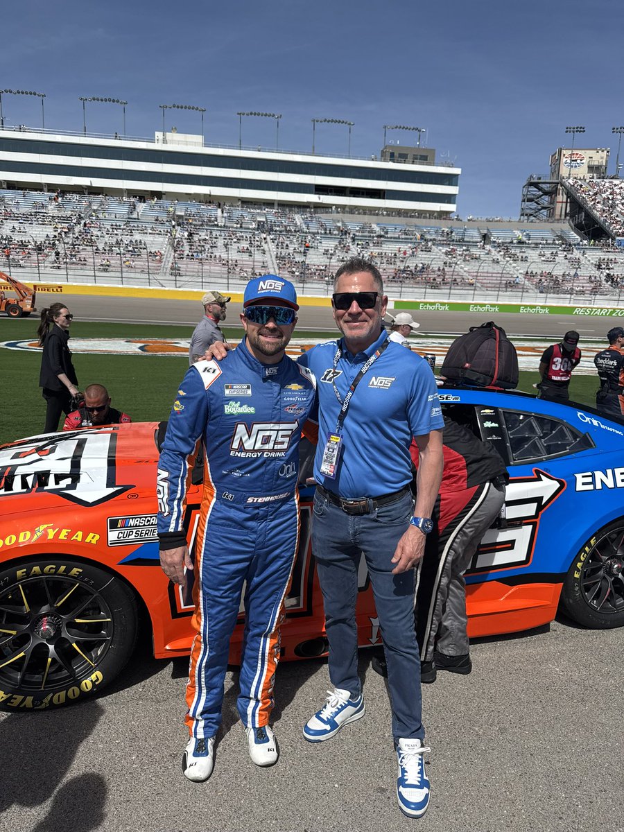 SJMRacing17's tweet image. Sporting the @NOSEnergyDrink colors today!

Best of luck @StenhouseJr! #GetAfterIt