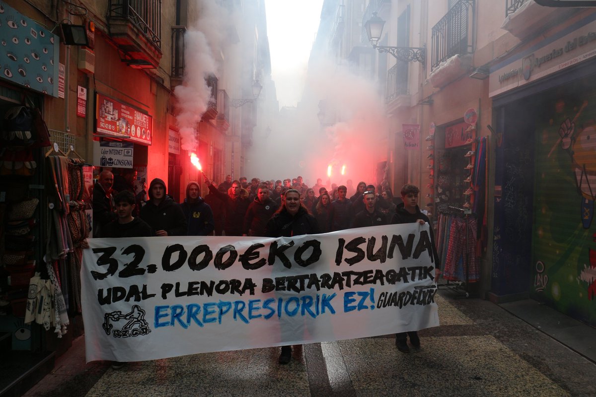 azgazteak's tweet photo. 🤝 Gaur hamarnaka gazte mobilizatu gara, 40 kideren aurka jarritako isunak (guztira 32.000€) salatzeko mobilizazioan!

Mila esker bertaratu zaretenei!

Errepresiorik ez! 
Elkartasuna antolatu! 🔥 https://t.co/6WUBYySi3x