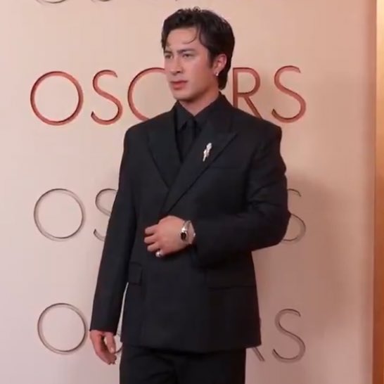 gabheartstopper's tweet photo. the category is bottoms at the oscars https://t.co/etCM5g6tN2