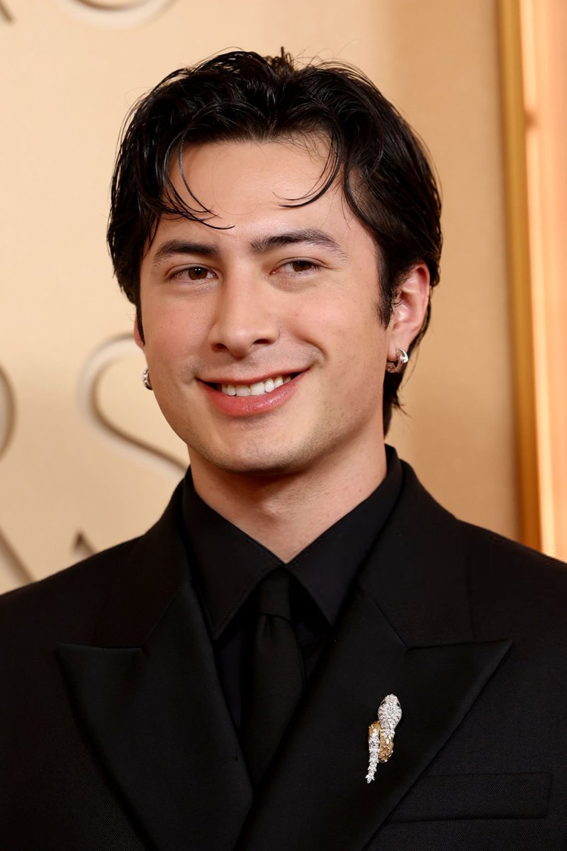 Hudson Williams looks dazzling on the #Oscars red carpet! (via Getty) https://t.co/F03tuBzvMU