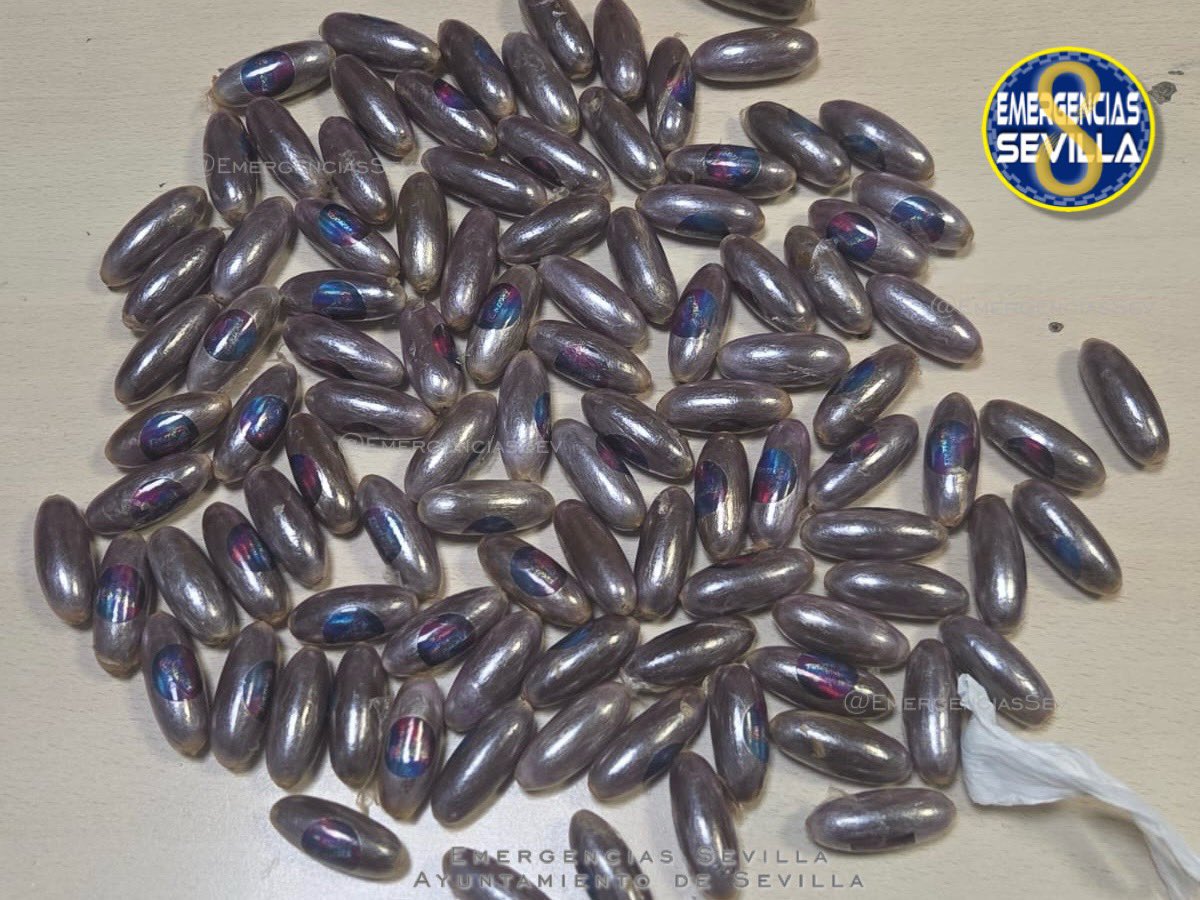 El dispositivo preventivo desplegado por Policía Local en la zona del Cerezo, ha detenido a dos varones de 29 y 34 años portando una bolsa con un kilogramo de hachís, en bellotas de 10 gramos.
Los agentes observaron un vehículo que, ante la presencia policial, realizó una