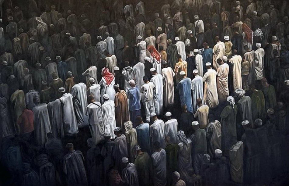 fslayd's tweet photo. قيام

يروى أن داود عليه السلام سأل ربه: أي وقت أقوم؟ فأوحى الله إليه: "لا تقم أول الليل ولا آخره، ولكن قم وسط الليل حتى تخلو بي وأخلو بك، وارفع إليَّ حوائجك" 
إلهنا: ما أشوقنا إلى لقائك، وأعظم رجاءنا لجزائك، وأنت الكريم الذي لا يخيب لديك أمل الآملين، ولا يبطل عندك شوق المشتاقين. إلهنا: إن غفرت فمن أولى منك بذلك، وإن عذبت فمن أعدل منك هنالك. إلهنا: لولا ذنوبنا ما خفنا عقابك، ولولا ما عرفنا من رحمتك وكرمك ما رجونا ثوابك. بأي رِجل نمشي إليك؟ بأي عين ننظر إليك؟ بأي لسان نناجيك؟ بأي يد ندعوك؟ ولكن الثقة بكرمك حملتنا على الطمع، وإن العبد إذا ضاقت عليه حيلته قَلّ حياؤه وكثر سؤاله.

بلغتنا رمضان ووفقتنا للصيام ولم تخرمنا من القيام، يا من يملك حوائج السائلين، ويعلم ضمائر الصامتين، يا من لا يزداد على كثرة السؤال إلا جوداً وكرمًا، وعلى كثرة الحوائج إلا تفضيلاً وإحساناً، أذقنا بَرْدَ عفوك وحلاوة مناجاتك، خشعت لك رقابنا، وخشعت لك قلوبنا، فأدخلنا في رحمتك وتكرم علينا بعزتك، وانظر لنا إلينا نظرة تجبرنا بها يا كريم.

ما أشدّ لذّة خلوتنا بمحبوبنا ومعبودنا، وما أشد منته علينا وهو يعلم عصياننا وتفريطنا في النهار، ثم يقيمنا بين يديه في الليل لنستعتب ونستغفر، فقيم أجسادنا ويبتدئنا بالتوفيق، ثم يقيم قلوبنا ويزينها بالخشوع وهيبة الوقوف والحضور، ثم يصرفنا بهمة نقوم بها حتى عودتنا لقيام جديد.

 اللهم إنا نسألك جِدًّا مقرونا بتوفيق، وعلمًا بريئًا من الغفلة، وعملاً عَرِيًّا من الرياء، وقولاً موشَّحًا بالصواب، وحالاً دائرة مع الحق، وسكون نفس موصولاً بثبات يقين، اللهم لا تخيّب رجاءً منوطاً بك، ولا تُصفّر كفًّا مرفوعةً إليك، ولا تذل نفسًا هي عزيزة بعبادتك. الناصية بيدك، والوجه مولّاً تجاهك، والخير مرجوٌ منك، والمصير والعاقبة إليك.

ألبسنا في هذه البائدة ثوب الرضا والتوبة، وحَلّنا في الباقية بزينة التقوى والإيمان، وافطم نفوسنا عن طلب العاجلة الزائلة. ونسألك اللهم قلباً رجوفًا منك، ودمعًا منهمراً شوقًا إليك، ونفْسًا عزوفًا إذعانًا لك، وسريرةً مطمئنة ببرد الإيمان بك، ونهارًا مشتملاً على دواعي مرضاتك، وليلا حاويًا لما أزلف لديك وذخراً عندك. نشكو إليك -اللهم- تلهفنا على ما يفوتنا من الدنيا، وانقيادنا في طاعة الهوى جهلاً بحقك وغفلةً عن دوام ذكرك وشكرك.

اللهم أنت أحق من ذُكر، وأحق من عُبد، وأنصر من ابتُغي، وأرأف من مَلَك، وأجود من سُئل، وأوسع مَن أعطى، أنت الملك لا شريك لك، والفرد لا نِدَّ لك، كل شيء هالك إلا وجهَك، لن تطاع إلا بإذنك، ولن تعصى إلا بعلمك، تطاع فتشكر، وتُعصى فتغفر، أقرب شهيد، وأدنى حفيظ. يا الله يا أرحم الراحمين، يا صاحبنا عند شدتنا، يا مؤنسنا في وحدتنا، يا حافظنا في نعمتنا، يا ولينا في أنفسنا، يا كاشف كربتنا، يا سامع دعوتنا، يا راحمَ عبرتنا، يا مقيلَ عثرتنا. اللهم أنت أعلم بالرجاءات والحوائج، وأعرف بالسرائر والضمائر، وأدرى بمصالح عبادك من أنفسهم، لك ترفع أكفنا متضرعة وتخشع قلوبنا مذعنة، فاللهم تب علينا وأعتق رقابنا واعفُ عنا واقبضنا إليك راضين مرضيين غير خزايا ولا مفتونين.

يا عبادَ اللهِ جِدُّوا
رُبَّ داعٍ لا يُرَدُّ
لا يقومُ الليلَ إلاَّ
مَن لهُ عزمٌ وجِدُّ
________________
لوحة من حساب سارت، «ظِلًّا ظَلِيلًا» للفنّان السعودي عبدالله الرشيد (٢٠٢٣).