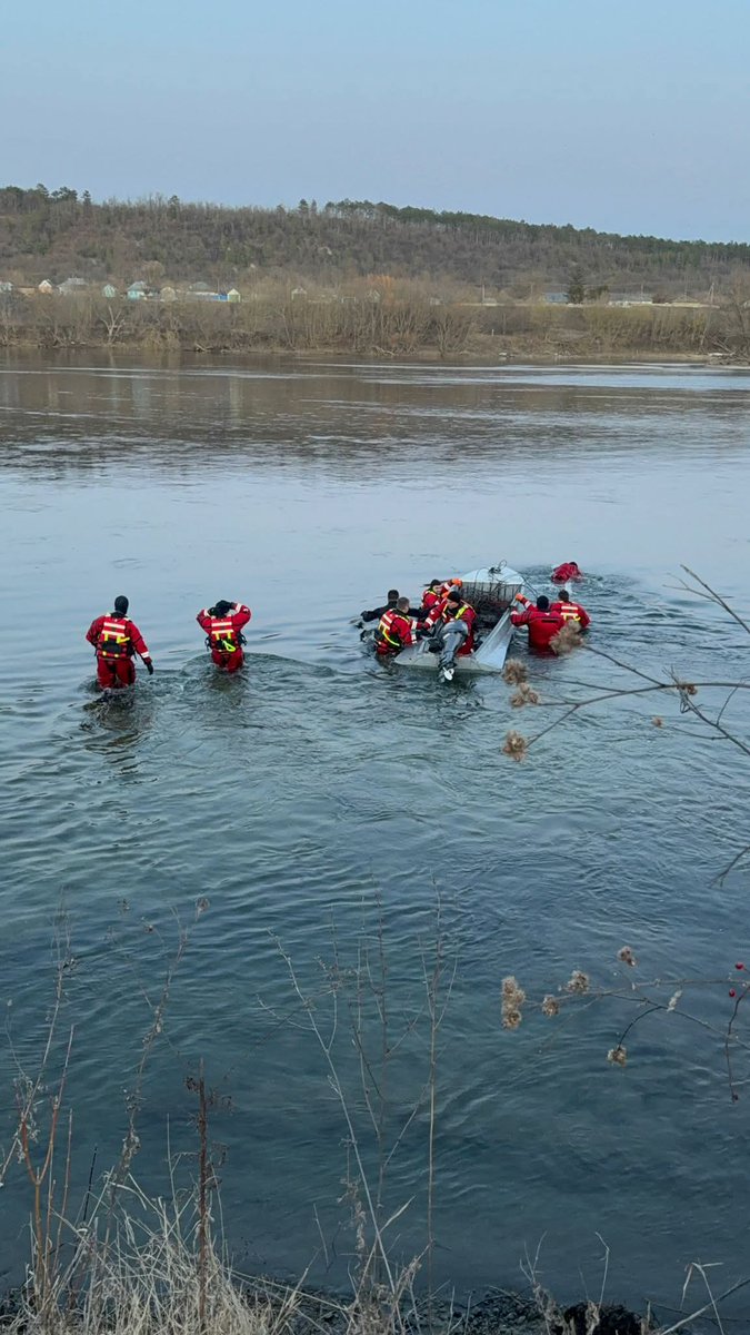 InsiderGeo's tweet photo. UPDATE: Moldova has declared a 15-day environmental state of alert across the Nistru (Dniester) River basin as an oil pollution wave continues moving downstream.

Authorities say contamination levels exceed legal limits in several northern sectors, forcing water supply shutdowns in Naslavcea, Soroca, Bălți, Florești, and Sîngerei while emergency barriers and filtration systems are deployed.

The alert affects multiple regions including Chișinău, with officials preparing alternative water sources if the situation worsens.

Moldova’s Environment Minister says the pollution is a direct consequence of Russia’s war in Ukraine, warning that petroleum continues to flow into the river and the total volume may exceed earlier estimates.

Romania has already sent containment barriers and absorbent materials to help limit the spread of the contamination. Authorities say the pollution wave is still moving downstream and the situation remains under constant monitoring