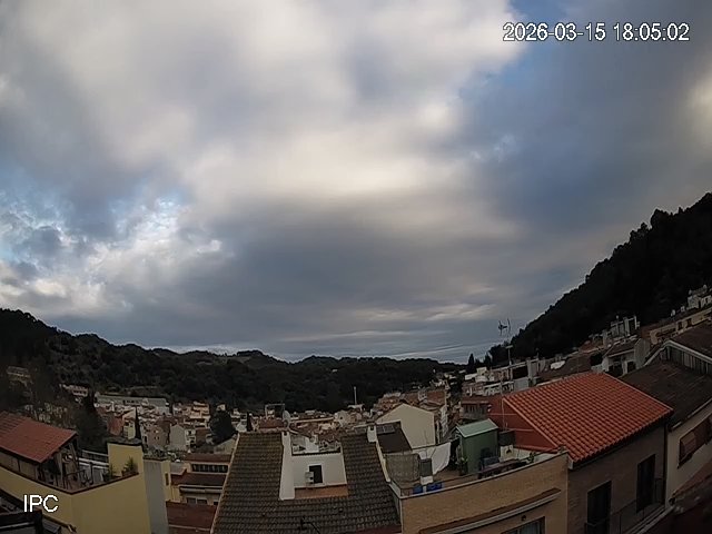 MeteoAdM's tweet image. #Bonvespre des de la part alta d'#ArenysdeMunt Després del brusc canvi de temps d'ahir, marca de la casa de "març, marçot..." i el fred rigurós d'aquesta #matinada amb una mínima de 2,2°C. El dg ha transcorregut amb 🌬️, força ☀️🌤️ al #matí, #tarda 🌤️☁️⛅ i una màx. de 18,7°C 👇