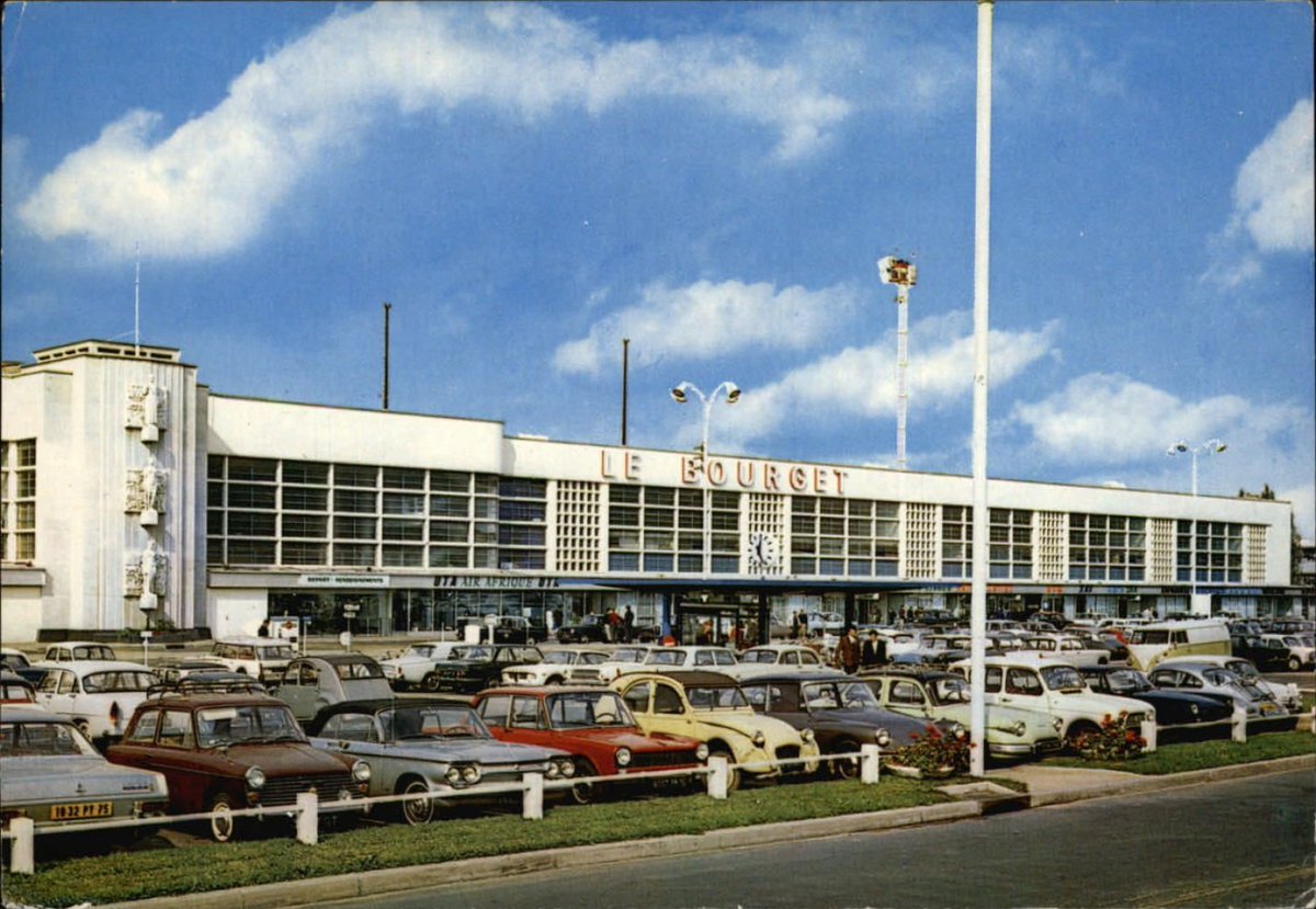 Memoire2cite's tweet photo. Rétro cars voitures et parking   🚘 Une Corvair au Bourget 1975 https://t.co/FymNW4bK4M