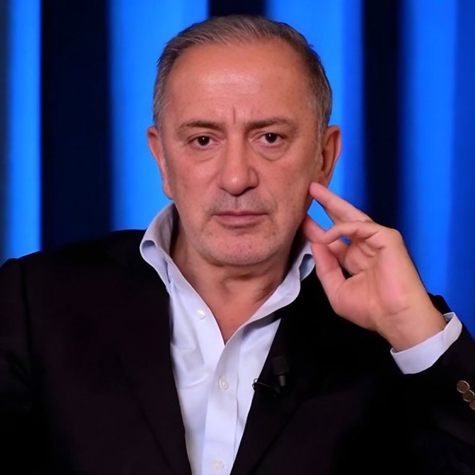 ajansmuhbir1923's tweet photo. Fatih Altaylı: “En büyük korkularımdan biri, İlber’in ben cezaevindeyken hayatını kaybetmesiydi.

Son bir kez sarılmak istiyordum. 

Çıktıktan sonra ilk arayan oydu. ‘Ben ameliyat olacağım, öncesinde bir program çekelim’ dedi. ‘Daha programlara başlamıyorum, sen hastaneden çıkınca çekeriz’ dedim.

Niye ameliyat öncesi çekmek istediğini anlıyordum. ‘Çek sonra yayınlarsın, biz programı yapalım, Celal’e söyle o da gelsin’ dedi.

Aslında veda programıydı. Çektik. Henüz yayınlamadık.

Onu herkes çok özleyecek. Bu kez, vah kalanlara...”