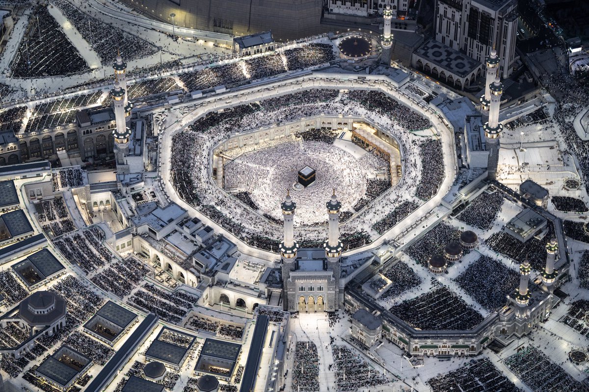 Alhamdhulillaah's tweet photo. Masjid al-Ḥarām and Masjid an-Nabawī on the 27th Night of Ramaḍān https://t.co/IvPcmKcXTX