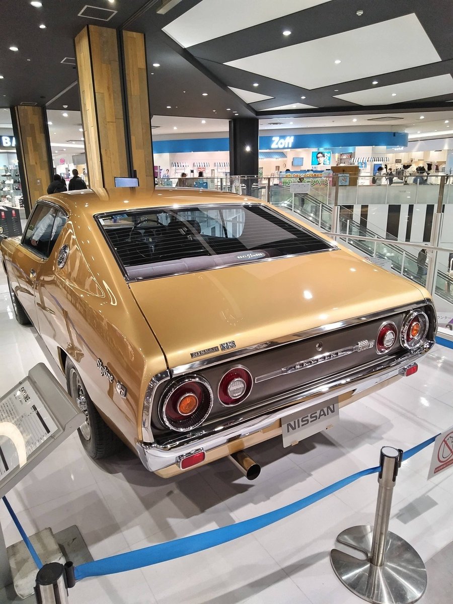 おはようございます！
昨夜未明からの雨がまだ、降っています。
大分、弱くなってきていますので、まもなく上がりそうですね。その割りに、何時もの寒さでは無く、少し楽になりました。
地元、イオンの日産ブース。
買い物行ったときは見ています。
綺麗な、懐かしい車ですね！