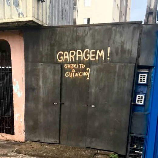 Letreiros e placas (e outras coisas) estranhas tweet media