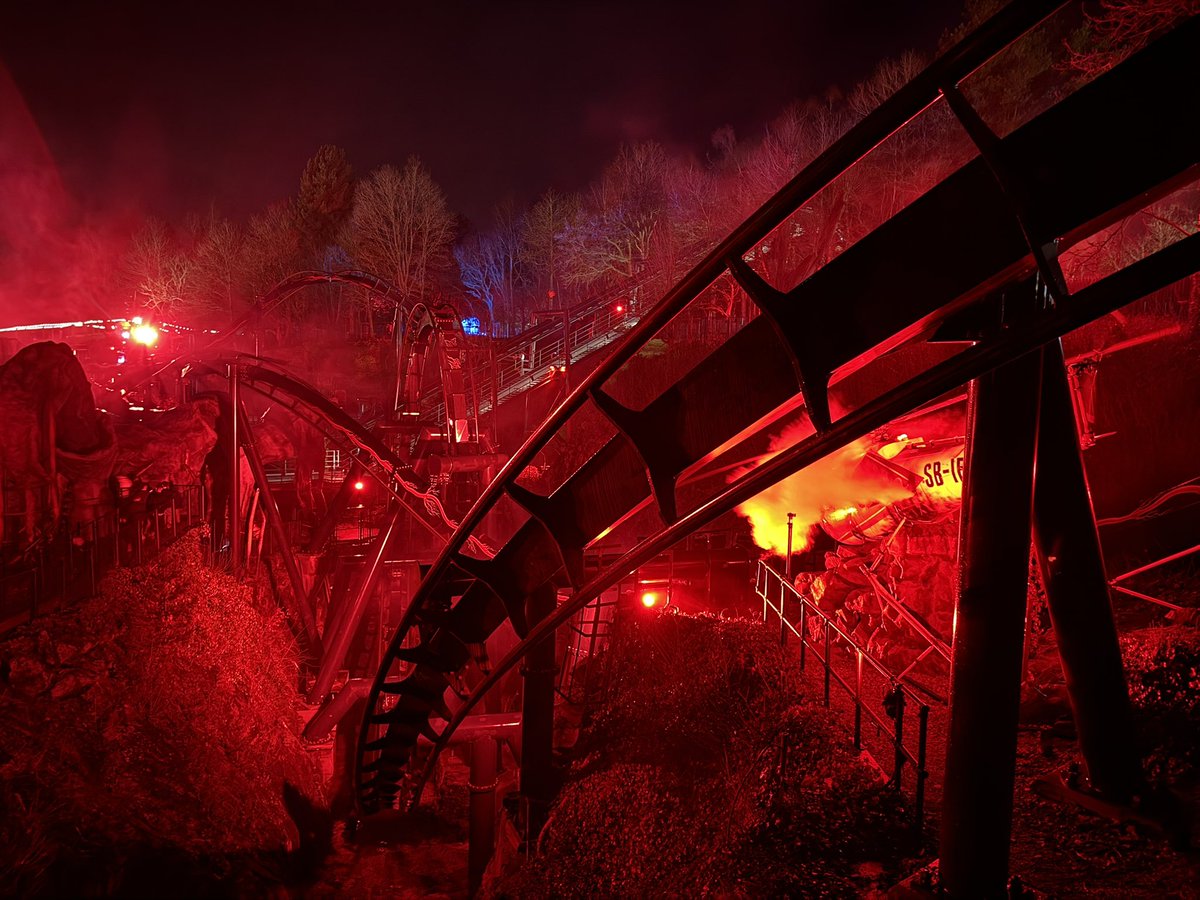 ThemeParkWW's tweet image. Here’s some Nemesis goodness for you all on this Sunday night 😍 She was riding beautifully tonight! 

#altontowers #altontowersresort #nemesis #nemesisreborn